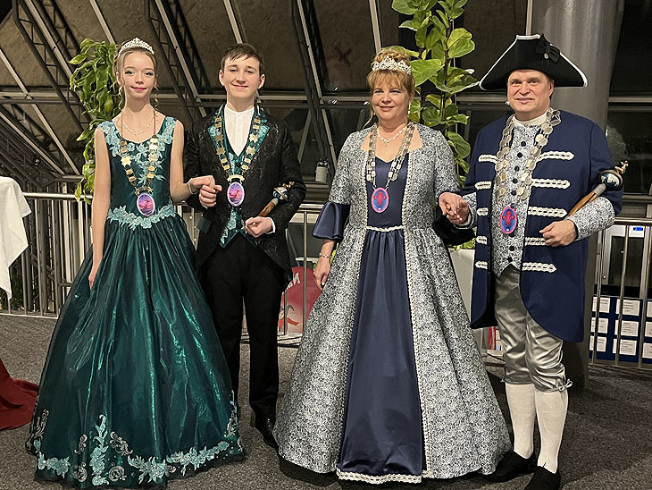 Narrhalla Oberschleißheim Prinzenpaare 2023: das Jugendprinzenpaar Meggie I. und Nico I. und das Prinzenpaar Markus I. und Conny I. (©Foto: Martin Schmitz)